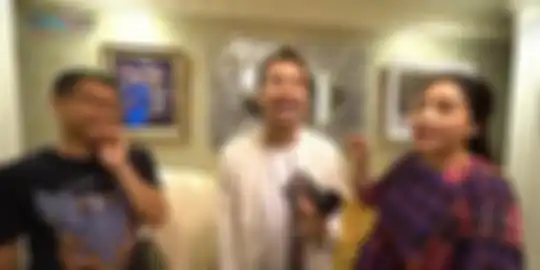 Anang Hermansyah tertawa saat Raffi Ahmad dan Nagita Slavina tahu harga sebenarnya kamera Leica yang dibelikan Ashanty. 