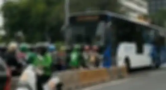 Pengendara motor yang maksa supir Transjakarta untuk mundur di kawasan Dukuh Atas, Jakarta.