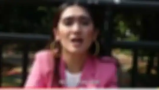 Revi Mariska membuat video lipsync