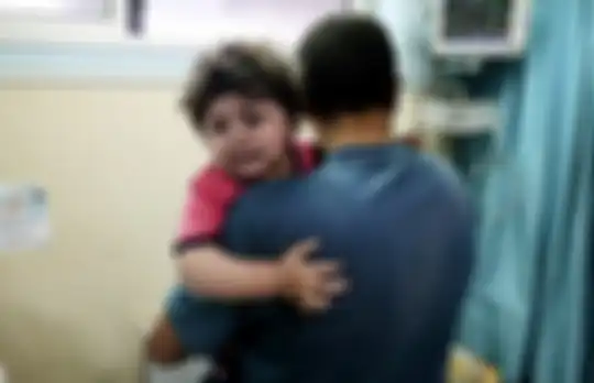 Foto pilu anak-anak Palestina. Pria Palestina menggendong seorang gadis yang terluka saat menunggu perawatan medis di Rumah Sakit al-Shifa di kota Gaza (11/5/2021). Sejumlah anak-anak Palestina menjadi korban serangan udara Israel.