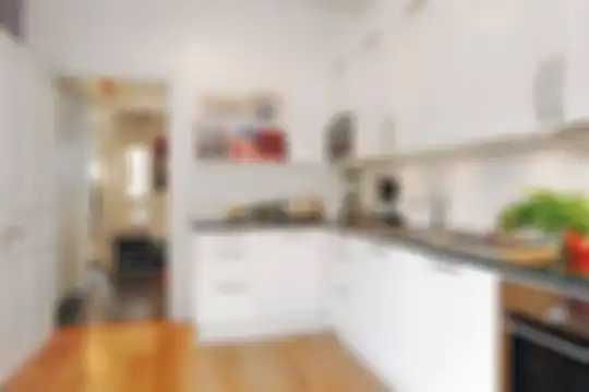 Posisi alat rumah tangga ini jadi kunci agar desain dapur leter L minimalis tampak cantik dan fungsional. Foto hasilnya goda hati. 