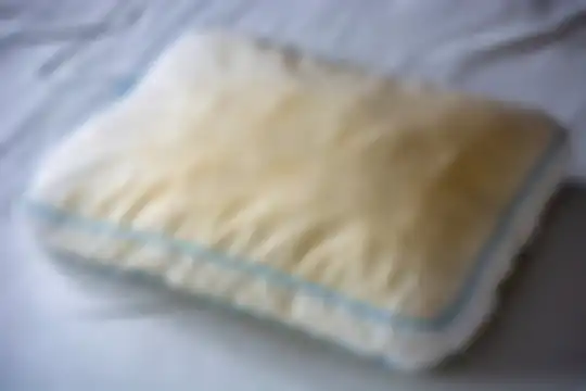 Begini loh trik antigagal hempas noda kuning di bantal, hasilnya pasti bersih bak baru.