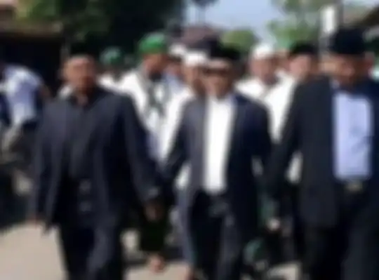 Haji Sondani yang nikahi Fia Barlanti gadis 19 tahun itu viral. Namun, istri muda kakek Sondani malah tutupi mukanya di foto pengajian. 