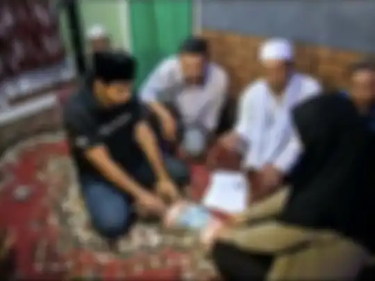 Dalam foto nikah yang beredar, Abdul Latif tampak menyerahkan uang mahar kepada keluarga Sarah. Nilainya bikin netizen syok.