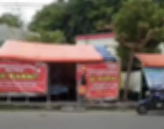 Harsi mengaku warung tengklengnya sepi pembeli. Bahkan, Harsi sampai menangis gegara warungnya dituding mematok harga mahal.