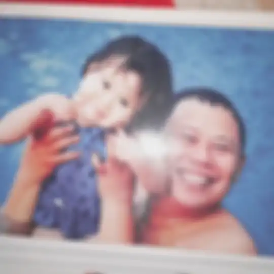 Istri Taufik Savalas, yang juga sahabat Indro Warkop, terlihat begitu syok. Foto sosok pelawak yang meninggal dalam kecelakaan tragis ditangisi.