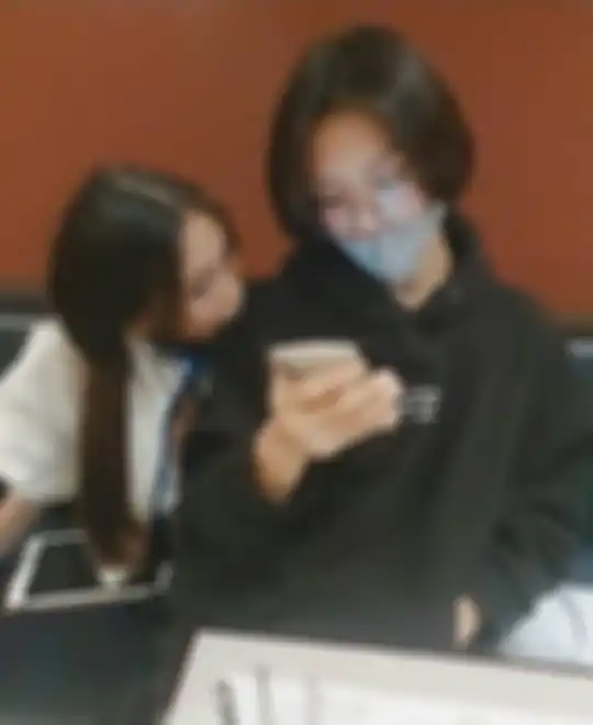 Hyein dekat dan suka jahilin kakaknya