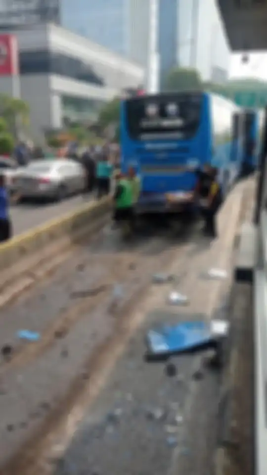 Foto sopir bus TransJakarta yang meninggal karena terjepit stang kemudi tersebar luas di media sosial. Terungkap fakta mengejutkan di baliknya.