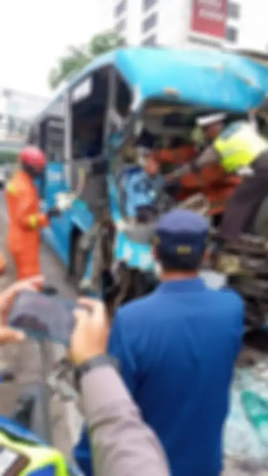 Foto sopir TransJakarta yang meninggal dunia di tempat karena terjepit setir bus itu banyak beredar tanpa sensor.