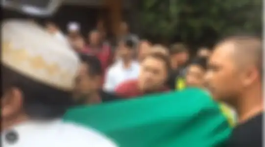 Rizky Febian mengangkat keranda jenazah Lina