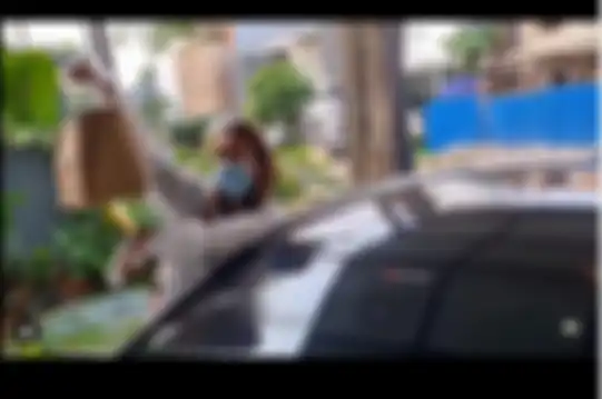 Paula Verhoeven datang ke rumah tempat Chelzea Verhoeven melakukan isolasi mandiri.