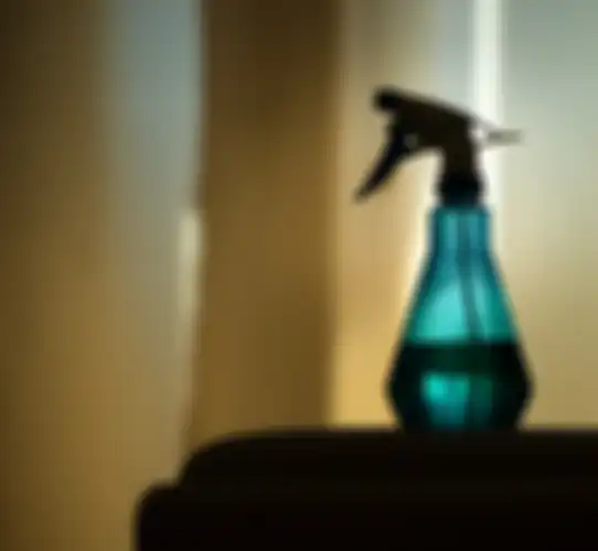 Campurkan saja garam dengan air, lalu masukkan ke botol semprot.