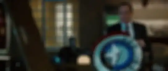 Adegan Agent Coulson memegang perisai Captain America 