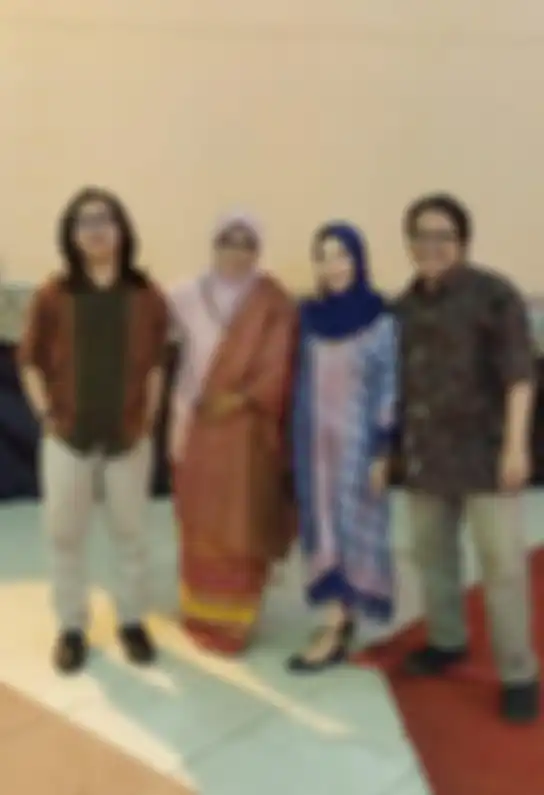 Foto Ade Armando dihujat habis-habisan oleh netizen di media sosial. Pemicunya, pernyataan salat 5 waktu bukan perintah tertulis di Al Aquran.