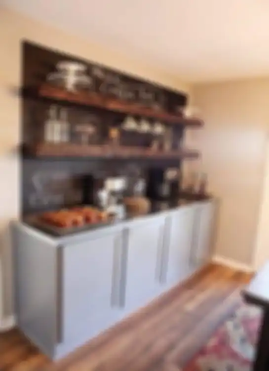Desain lemari dapur sengaja dibuat dengan model begini agar tanpak lebih lapang. Foto hasilnya menjadi inspirasi.