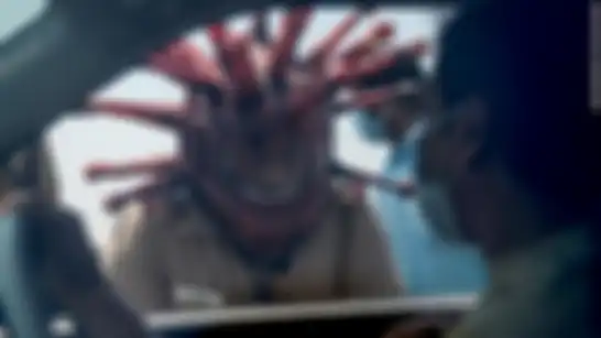 Polisi Indiia pakai helm coronavirus