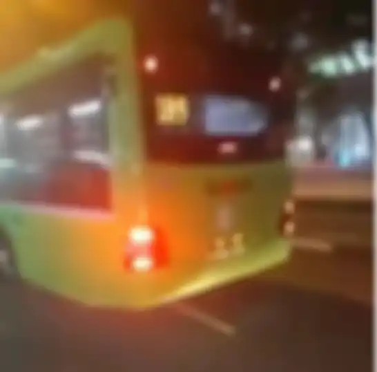 Bus yang dikendarai wanita asal Malaysia yang menangis saat sedang bekerja