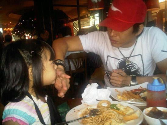 Anak Ariel Noah juga sudah terlihat nyaman seperti dalam foto akrab mereka saat makan bersama.  Kini Luna Maya bongkar tabiat asli sang mantan.