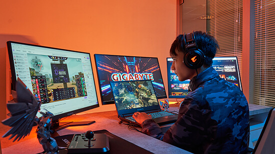 Ilustrasi penggunaan 4 monitor di laptop gaming Gigabyte A5 dan A7