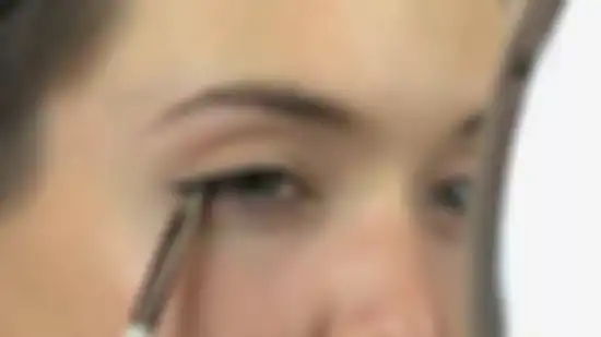 Memakaikan eyeshadow biar eyeliner tahan lama