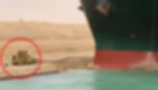 Kapal Ever Given dan eskavator di sebelahnya