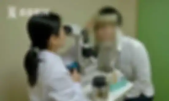 Dokter memeriksa kondisi mata Lu