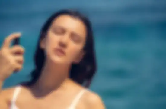 Ilustrasi pakai sunscreen spray