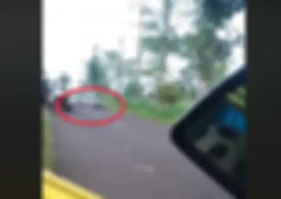 Video detik-detik tabrakan adu banteng antara Suzuki Satria dengan Honda Blade.