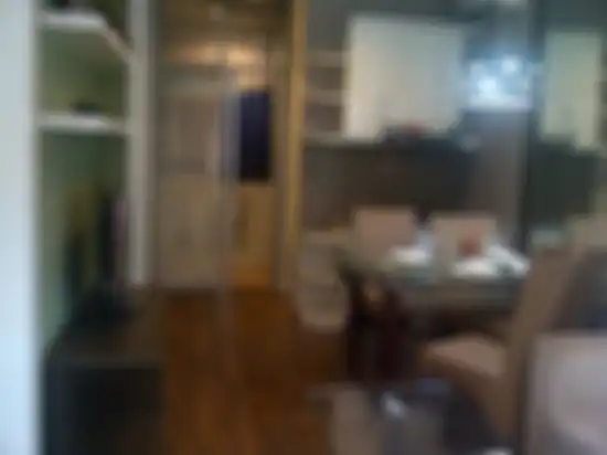 Ruang makan di apartemen yang diduga tempat persembunyian Ferdian Paleka.