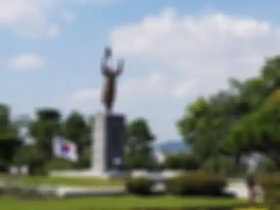 Patung Yu Gwan Sun, yang banyak dibangun di depan sekolah dan universitas.