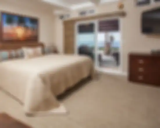 Inspirasi kamar tidur bernuansa tropis di rumah minimalis. 