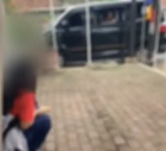 Pengemudi mobil pelat merah khas Mabes TNI malah pulang jalan kaki usai dilepas polisi. Dia diviralkan culik anak SMP. Foto wajahnya dirahasiakan. 