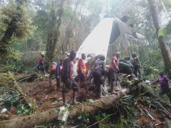 Proses evakuasi tampak didominasi oleh warga lokal. Orang gunung ramai-ramai evakuasi pesawat Rimbun Air yang hancur di belantara Papua.
