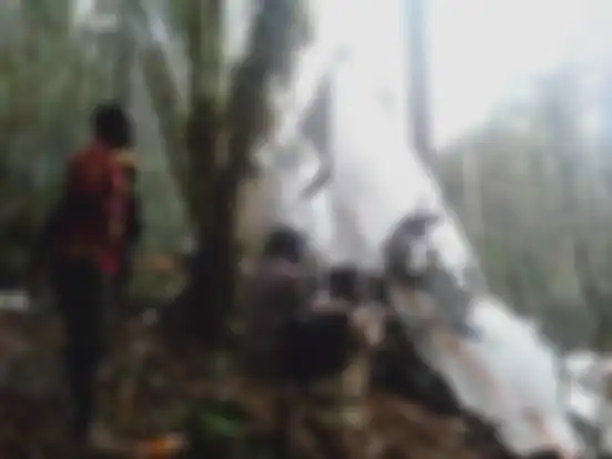 Proses evakuasi tampak didominasi oleh warga lokal. Orang gunung ramai-ramai evakuasi pesawat Rimbun Air yang hancur di belantara Papua.
