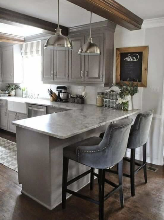 Dekorasi warna abu-abu yang diberi sentuhan begini mampu menghadirkan foto desain dapur mungil dengan tampilan elegan.
