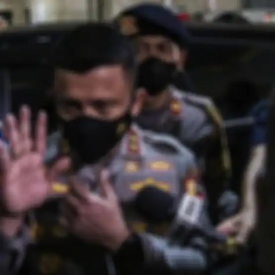 Irjen Ferdy Sambo disbut simpan gepokan uang dolar Singapura di rumah sosok ini. Kabar temuan Rp 900 miliar dibantah keras. 