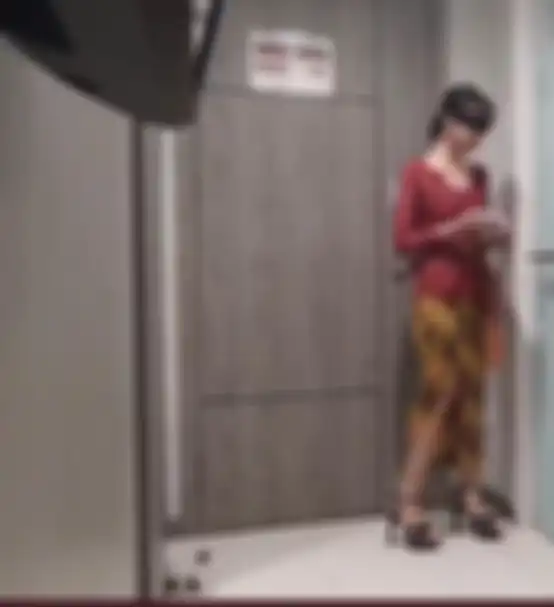 Pemeran wanita kebaya merah inisial AH mengaku mengonsumsi obat-obatan. Foto sosoknya berseliweran