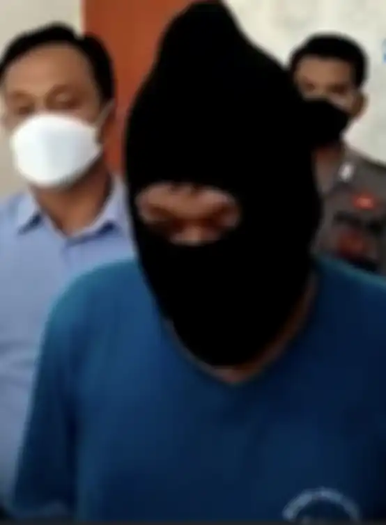 Foto penggerebekan selebgram TE disebarkan. Dari foto itu, terlihat tanda khusus di tangan kanannya yang mirip punya Tisya Erni.