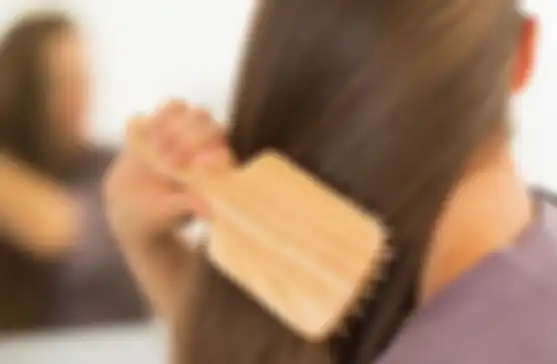 Pelajari cara menyisir rambut dengan benar agar rambut tidak rontok.