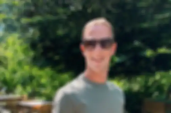 Macr Zuckerberg menggunakan kaca mata pintar Meta, Ray-ban Stories