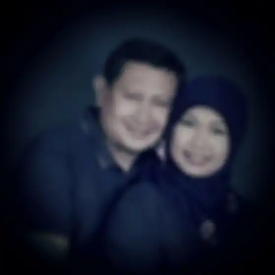 Istri Brigjen M Zamroni bernama Erlina Maya Rahmayanti. Foto-foto mereka bersama kedua putranya tersimpan dalam akun Facebook.