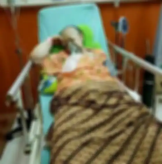 Hj. Sa’Amah binti Saidih, istri komedian H. Malih saat masih dirawat di Rumah Sakit Sukanto, Jakarta Timur.