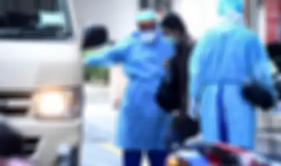 Salah seorang warga Malaysia positif Covid-19 dan dibawa oleh petugas medis untuk menjalani isolasi.
