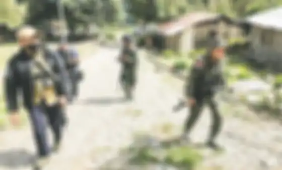 SUSURI WILAYAH: Aparat keamanan berjaga di Distrik Beoga, Kabupaten Puncak, Papua. 