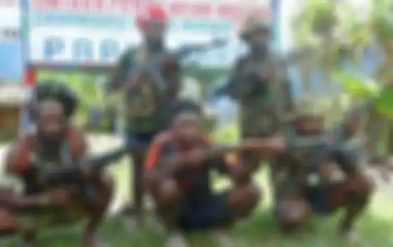 Ilustrasi KKB Papua atau Tentara Pembebasan Nasional Papua Barat-Organisasi Papua Merdeka (TPNPB - OPM) saat berpose dengan senjata laras panjang.