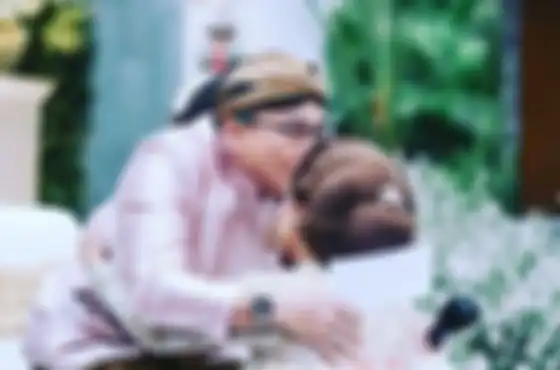 Anang Hermansyah terlihat penuh haru sesaat setelah Aurel membasuh kakinya pada posesi siraman