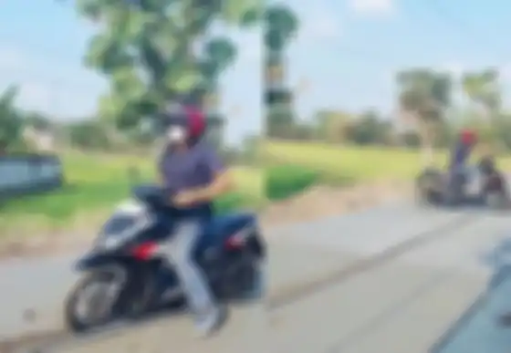 Pemotor Honda BeAT terobos jalan dicor padahal kondisinya masih basah langsung kabur.
