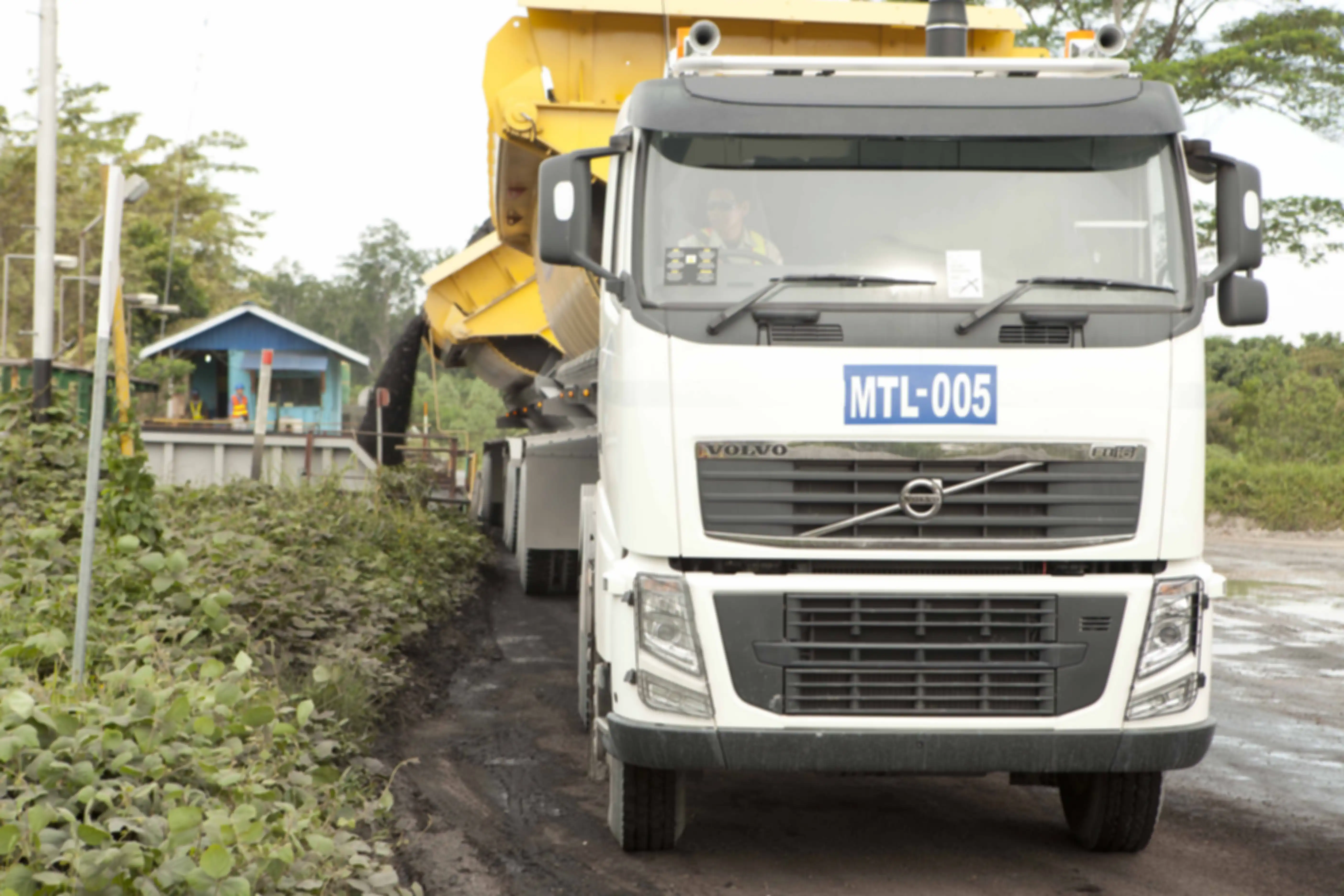 Proses penambangan batu bara di wilayah Kalimantan Timur. Indonesia memiliki cadangan terbukti batu bara yang bisa diproduksi sampai tahun 2100 alias tinggal 80 tahunan lagi. 