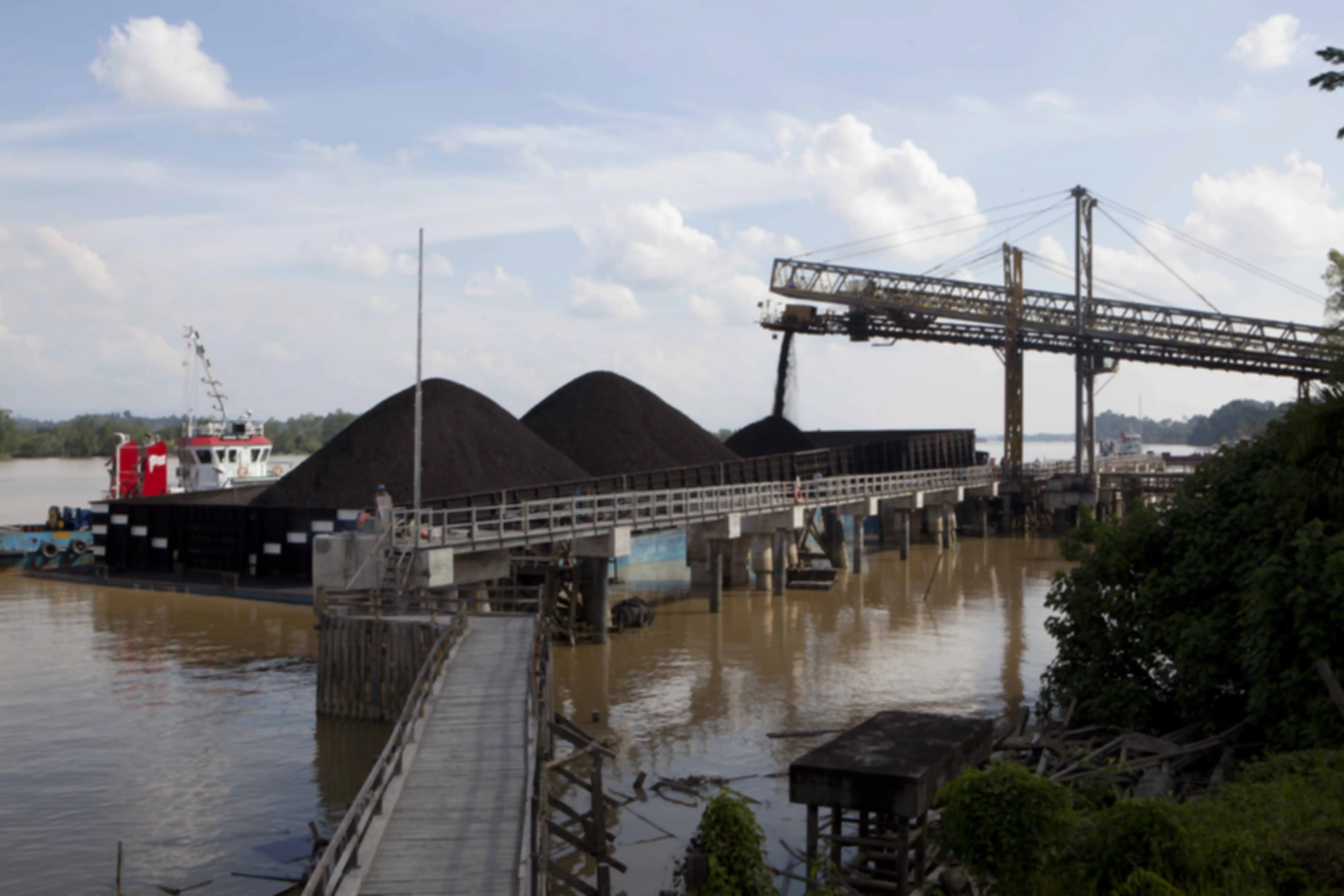 Proses penambangan batu bara di wilayah Kalimantan Timur. Indonesia memiliki cadangan terbukti batu bara yang bisa diproduksi sampai tahun 2100 alias tinggal 80 tahunan lagi. 