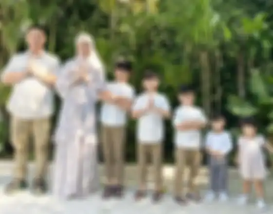 Ratna Galih bersama anak dan suaminya.